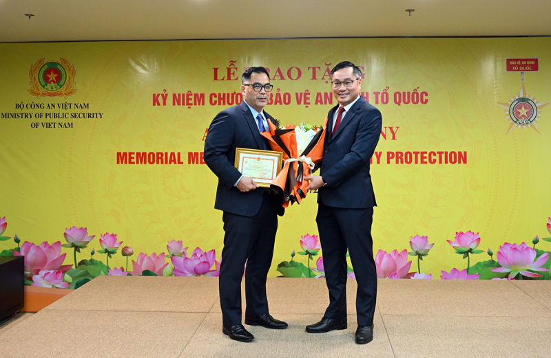 Trao Kỷ niệm chương “Bảo vệ an ninh Tổ quốc” tặng cán bộ Bộ Ngoại giao Hoa Kỳ -0