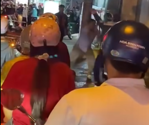 Công an TP Hồ Chí Minh thông tin về vụ hai người cầm gậy sắt đánh nhau giữa đường -0