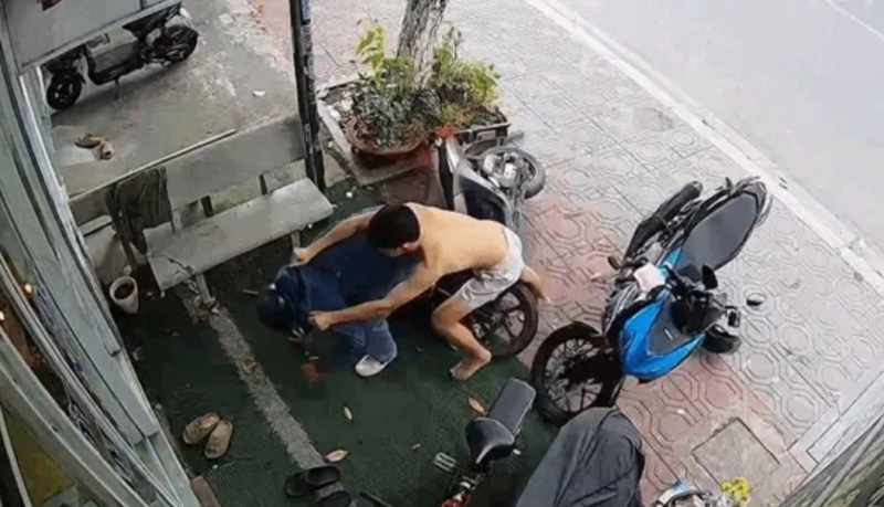 Bắt giữ đối tượng vào tiệm vàng vờ hỏi mua vàng rồi cướp giật -1
