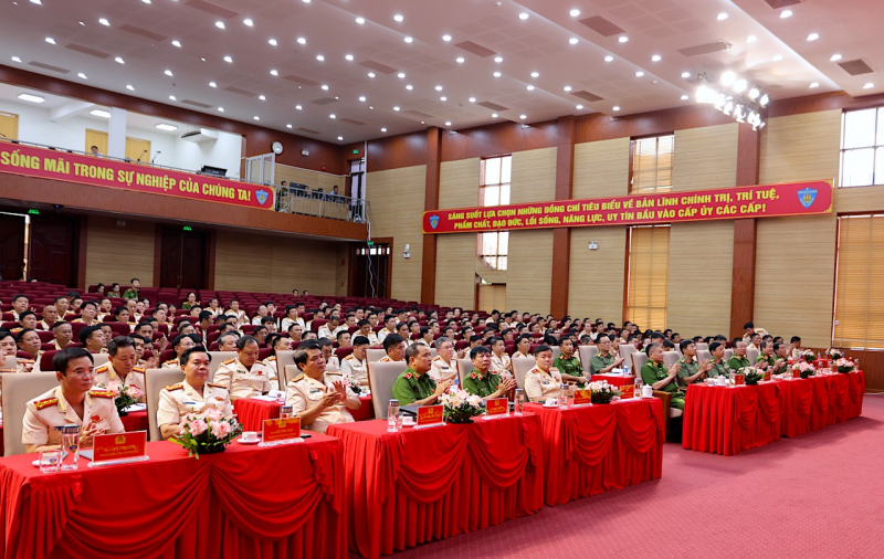 Cảnh sát cơ động phải là 