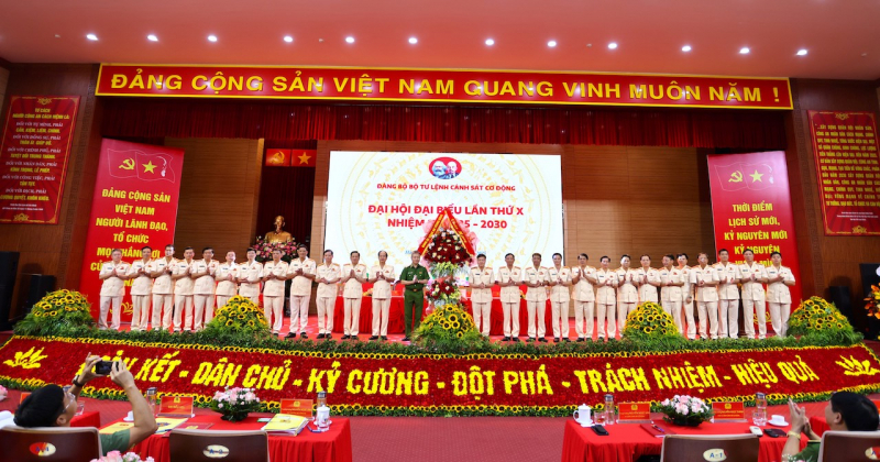 Cảnh sát cơ động phải là 