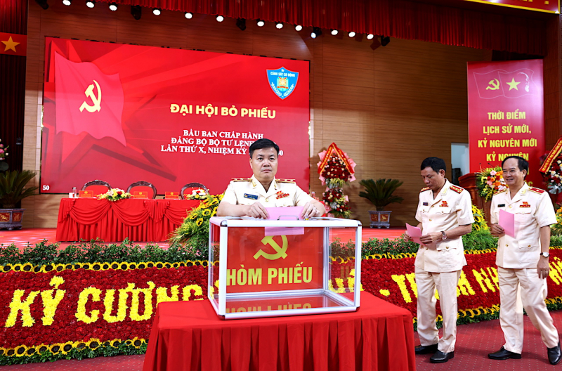 Cảnh sát cơ động phải là 