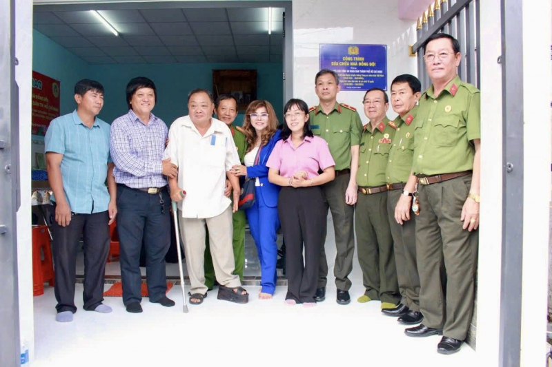 Công an TP Hồ Chí Minh bàn giao 2 căn nhà đồng đội cho hai cựu CAND  -1