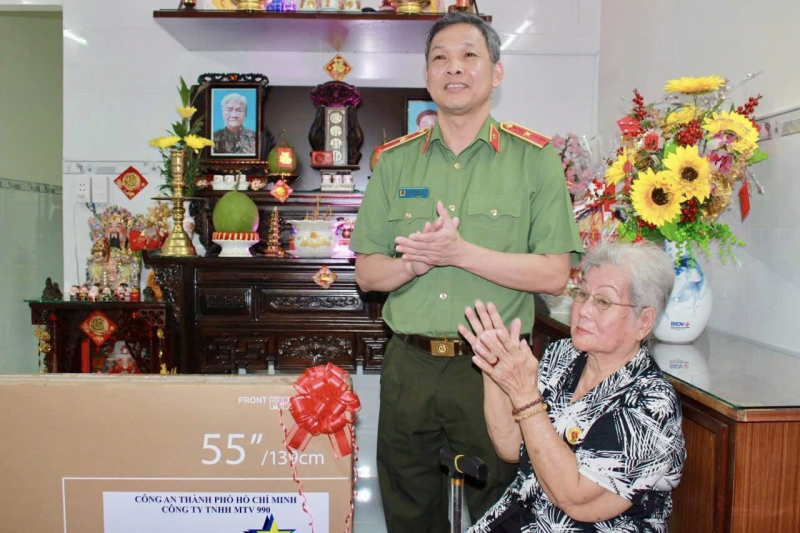 Công an TP Hồ Chí Minh bàn giao 2 căn nhà đồng đội cho hai cựu CAND  -2