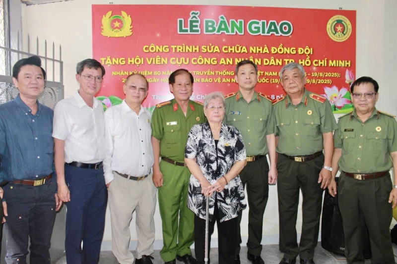 Công an TP Hồ Chí Minh bàn giao 2 căn nhà đồng đội cho hai cựu CAND  -4
