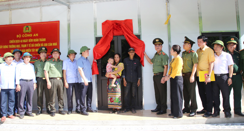 Bộ Công an phát động cao điểm 40 ngày đêm xây dựng nhà, trường học tặng bà con, học sinh đồng bào vùng lũ Nghệ An -0