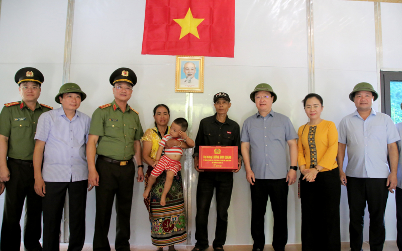 Bộ Công an phát động cao điểm 40 ngày đêm xây dựng nhà, trường học tặng bà con, học sinh đồng bào vùng lũ Nghệ An -0