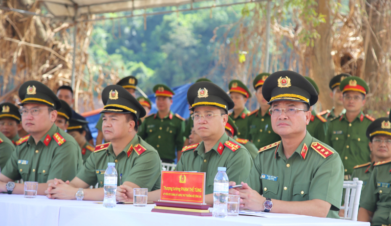 Bộ Công an phát động cao điểm 40 ngày đêm xây dựng nhà, trường học tặng bà con, học sinh đồng bào vùng lũ Nghệ An -0