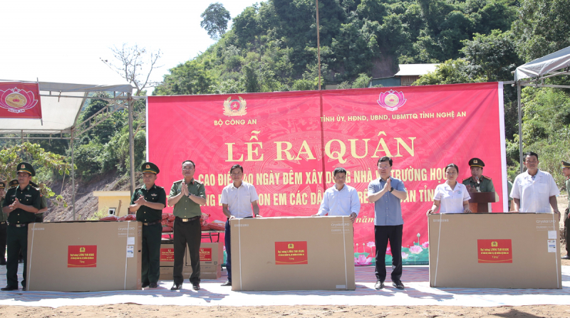 Bộ Công an phát động cao điểm 40 ngày đêm xây dựng nhà, trường học tặng bà con, học sinh đồng bào vùng lũ Nghệ An -0