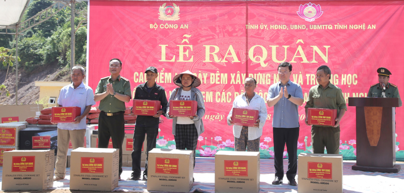 Bộ Công an phát động cao điểm 40 ngày đêm xây dựng nhà, trường học tặng bà con, học sinh đồng bào vùng lũ Nghệ An -0