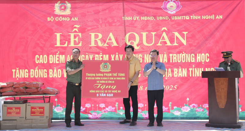 Bộ Công an phát động cao điểm 40 ngày đêm xây dựng nhà, trường học tặng bà con, học sinh đồng bào vùng lũ Nghệ An -0