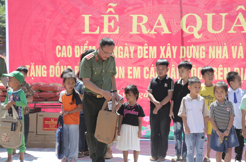 Bộ Công an phát động cao điểm 40 ngày đêm xây dựng nhà, trường học tặng bà con, học sinh đồng bào vùng lũ Nghệ An -0