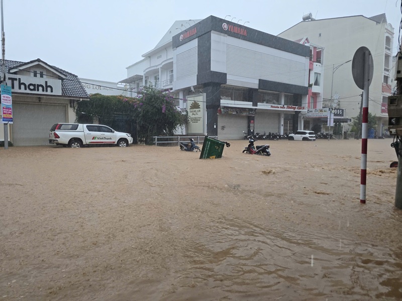 Sập bờ taluy đè 2 du khách thương vong -0