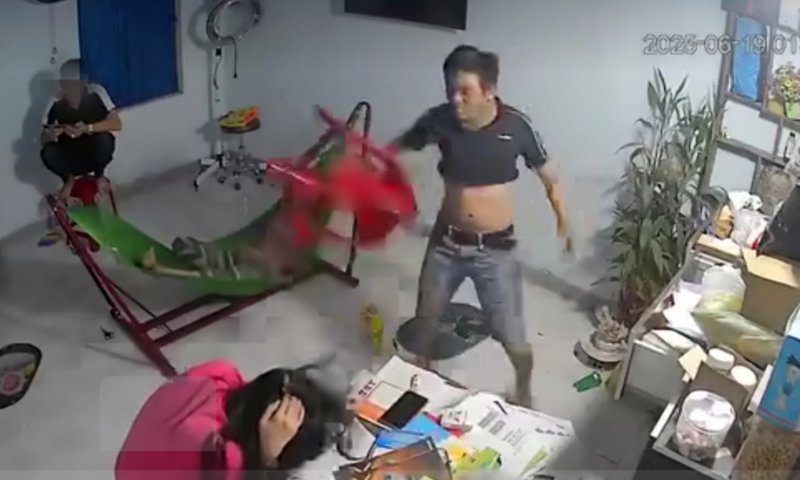 Làm rõ clip người anh dùng ghế nhựa đánh em gái tới tấp ở Quảng Ngãi -0