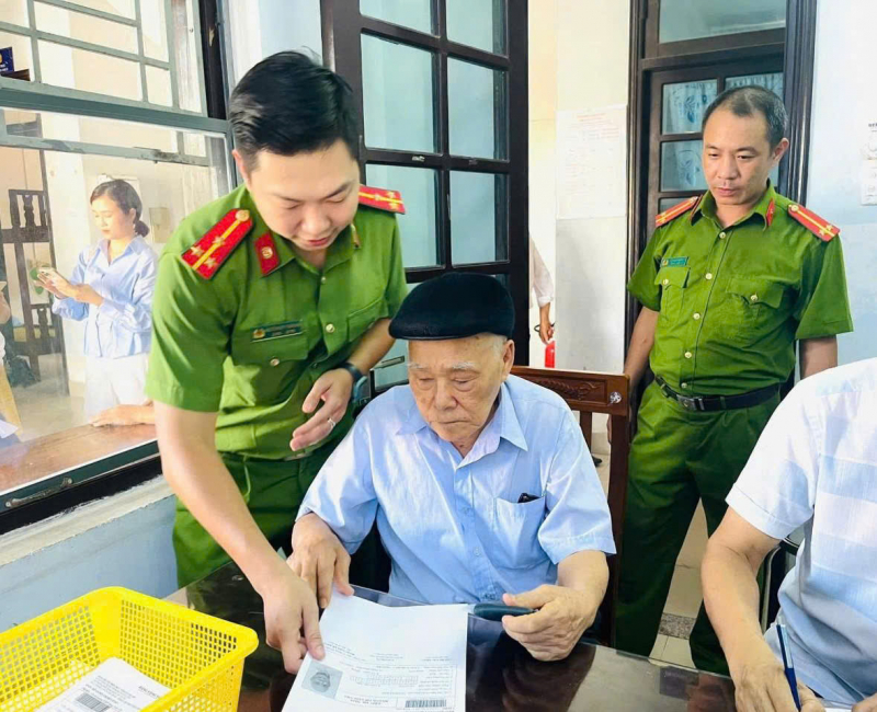 Triển khai chiến dịch cao điểm thu nhận hồ sơ cấp đổi Thẻ đảng viên -0