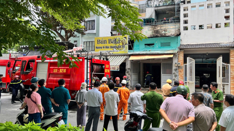 Giải cứu cụ già ngồi xe lăn và 2 trẻ nhỏ trong vụ cháy căn nhà 2 tầng -0