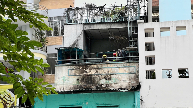 Giải cứu cụ già ngồi xe lăn và 2 trẻ nhỏ trong vụ cháy căn nhà 2 tầng -0