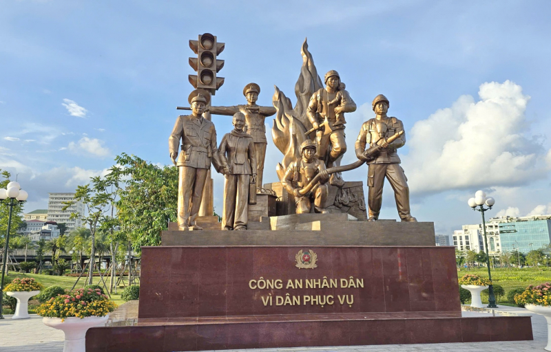 Quảng Ninh: Khánh thành Tượng đài “Công an Nhân dân vì dân phục vụ” -1