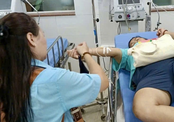 Nhân viên phục vụ xe buýt Hà Nội nhanh trí cứu giúp người gặp nạn -0