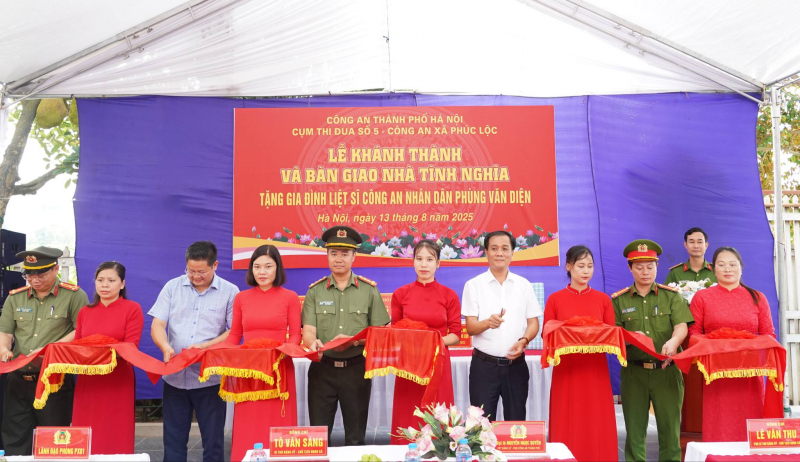 Công an Hà Nội khánh thành nhà tình nghĩa tặng gia đình thân nhân liệt sĩ Phùng Văn Diện -0