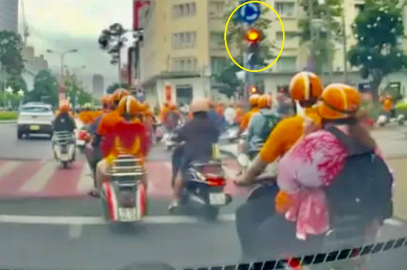 Đoàn xe Vespa của công ty du lịch chở khách ngang nhiên vượt...đèn đỏ -0