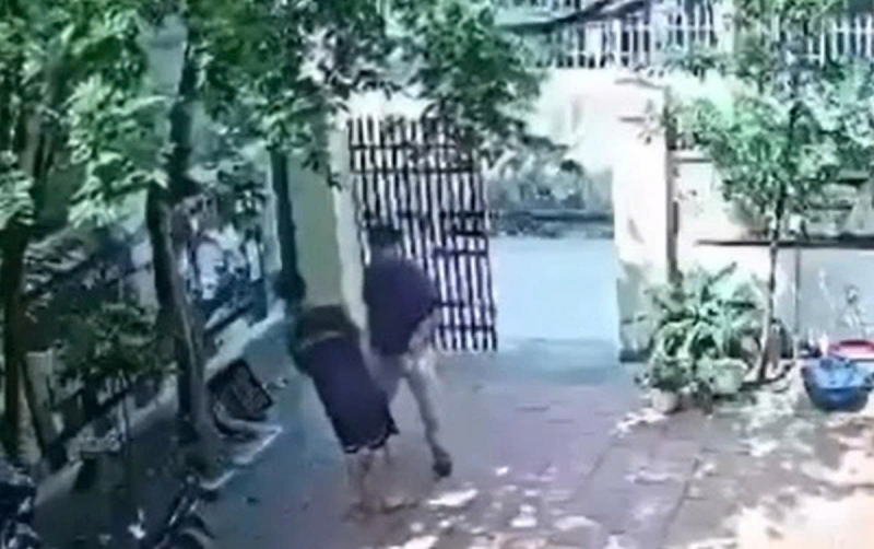 Xôn xao clip thầy giáo đến nhà riêng tát liên tục vào mặt nam sinh -0