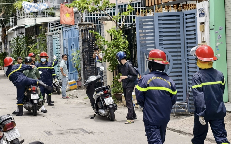 Cảnh sát cứu hộ phá cửa phát hiện người phụ nữ tử vong trong căn nhà khóa trái -1