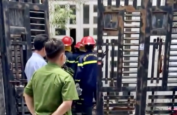 Cảnh sát cứu hộ phá cửa phát hiện người phụ nữ tử vong trong căn nhà khóa trái -0