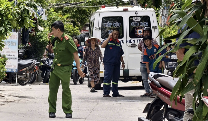 Cảnh sát cứu hộ phá cửa phát hiện người phụ nữ tử vong trong căn nhà khóa trái -1