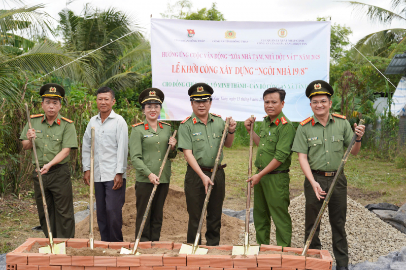 Công an Cửa khẩu CHKQT Tân Sơn Nhất bàn giao kinh phí xây dựng “Ngôi nhà 19/8” tại Đồng Tháp -1
