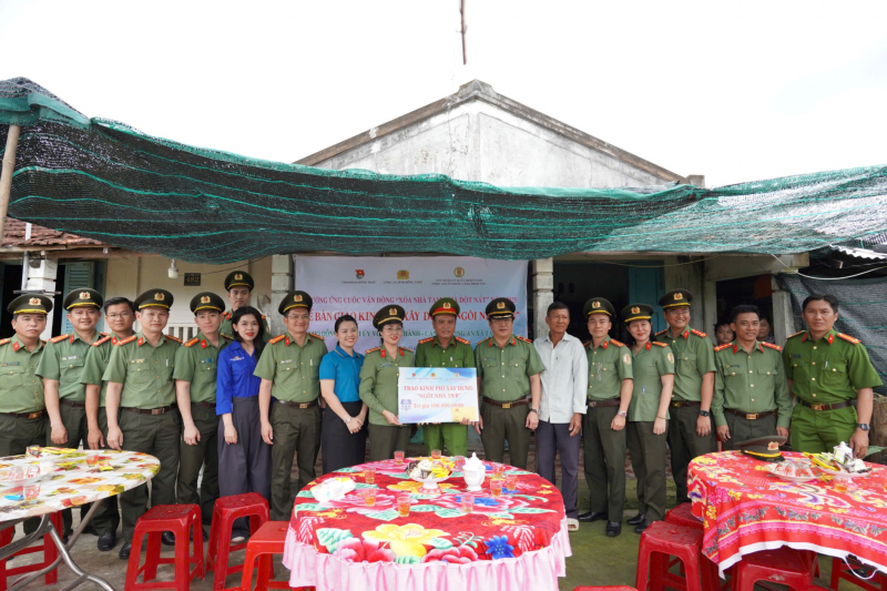 Công an Cửa khẩu CHKQT Tân Sơn Nhất bàn giao kinh phí xây dựng “Ngôi nhà 19/8” tại Đồng Tháp -0