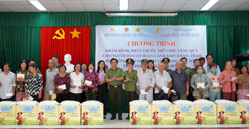 Công an Cửa khẩu CHKQT Tân Sơn Nhất bàn giao kinh phí xây dựng “Ngôi nhà 19/8” tại Đồng Tháp -1