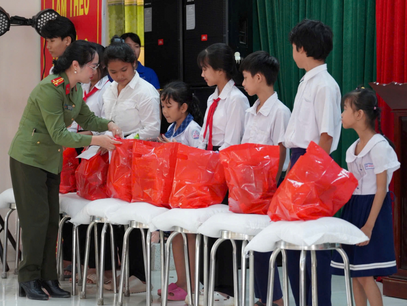 Công an Cửa khẩu CHKQT Tân Sơn Nhất bàn giao kinh phí xây dựng “Ngôi nhà 19/8” tại Đồng Tháp -0