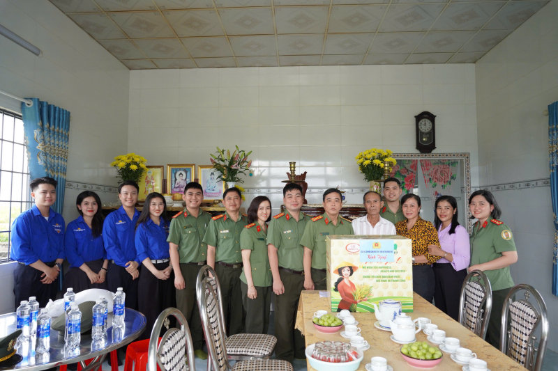 Công an Cửa khẩu CHKQT Tân Sơn Nhất bàn giao kinh phí xây dựng “Ngôi nhà 19/8” tại Đồng Tháp -3