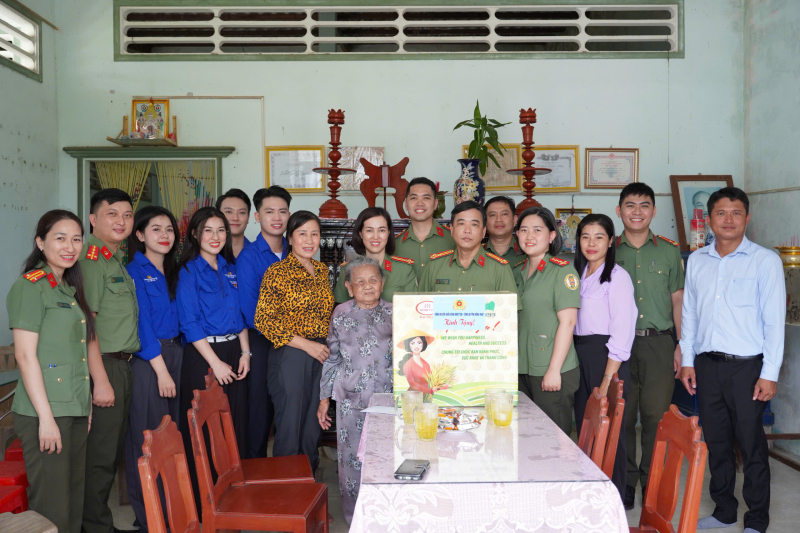 Công an Cửa khẩu CHKQT Tân Sơn Nhất bàn giao kinh phí xây dựng “Ngôi nhà 19/8” tại Đồng Tháp -4