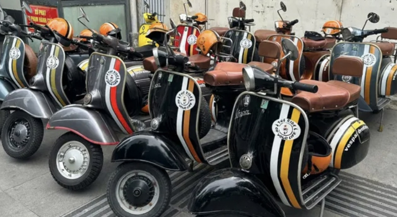 Đoàn xe Vespa của công ty du lịch chở khách ngang nhiên vượt...đèn đỏ -0