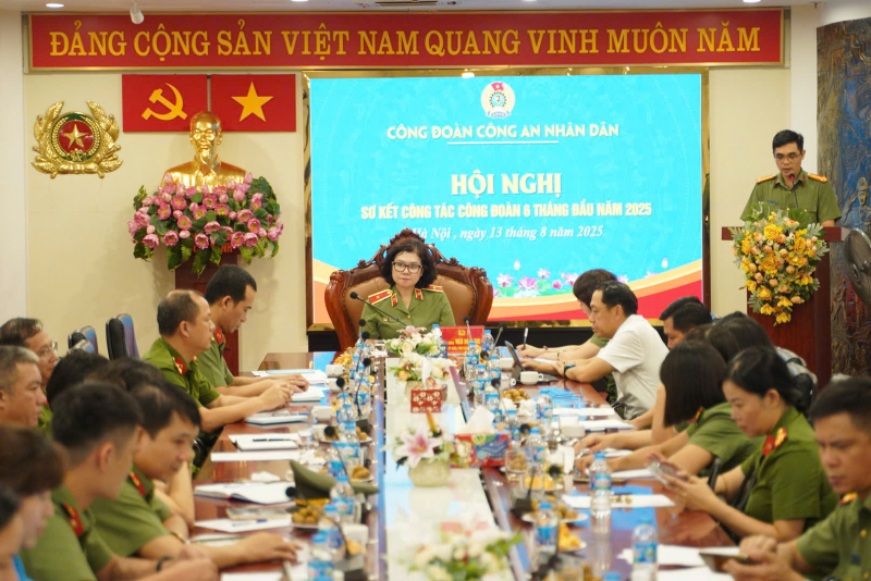 Gần 25.000 đoàn viên, lao động và hơn 5.000 gia đình chính sách được Công đoàn CAND chăm lo dịp Tết -0