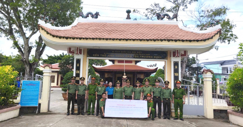 Công an Cửa khẩu CHKQT Tân Sơn Nhất bàn giao kinh phí xây dựng “Ngôi nhà 19/8” tại Đồng Tháp -0
