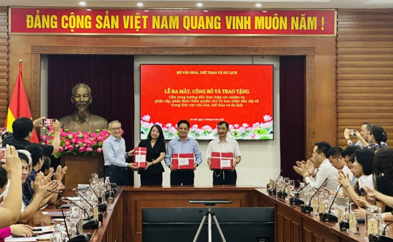 Công bố, trao tặng Cẩm nang hướng dẫn thực hiện các nhiệm vụ của UBND cấp xã -0
