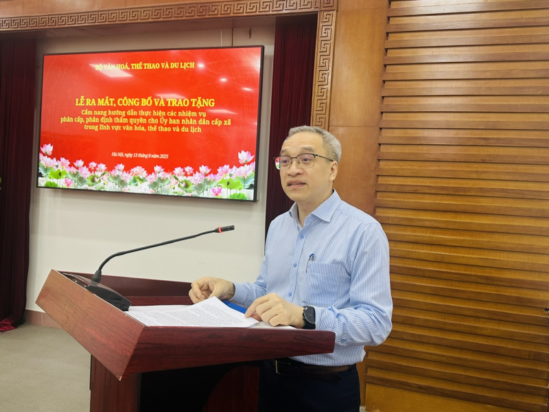 Công bố, trao tặng Cẩm nang hướng dẫn thực hiện các nhiệm vụ của UBND cấp xã -0