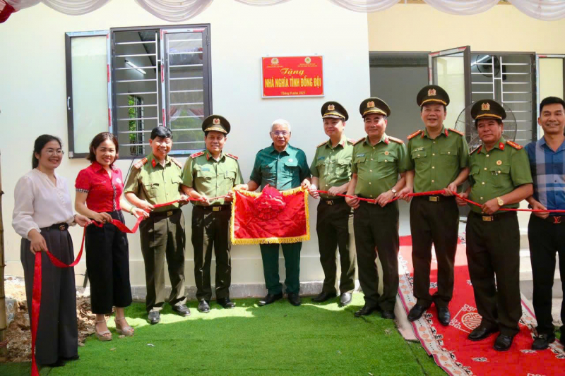 Bộ Công an trao tặng nhà cho gia đình cựu CAND Hoàng Văn Đáo có hoàn cảnh khó khăn tại xã Vũ Lăng -0