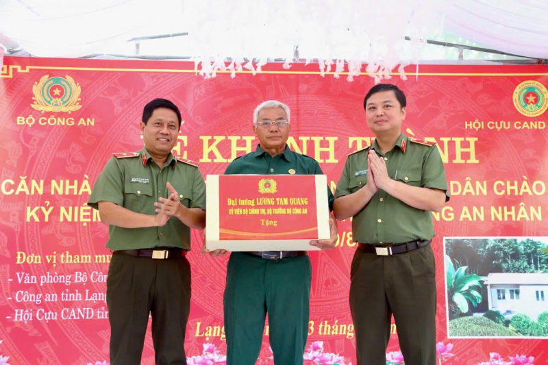 Bộ Công an trao tặng nhà cho gia đình cựu CAND Hoàng Văn Đáo có hoàn cảnh khó khăn tại xã Vũ Lăng -0