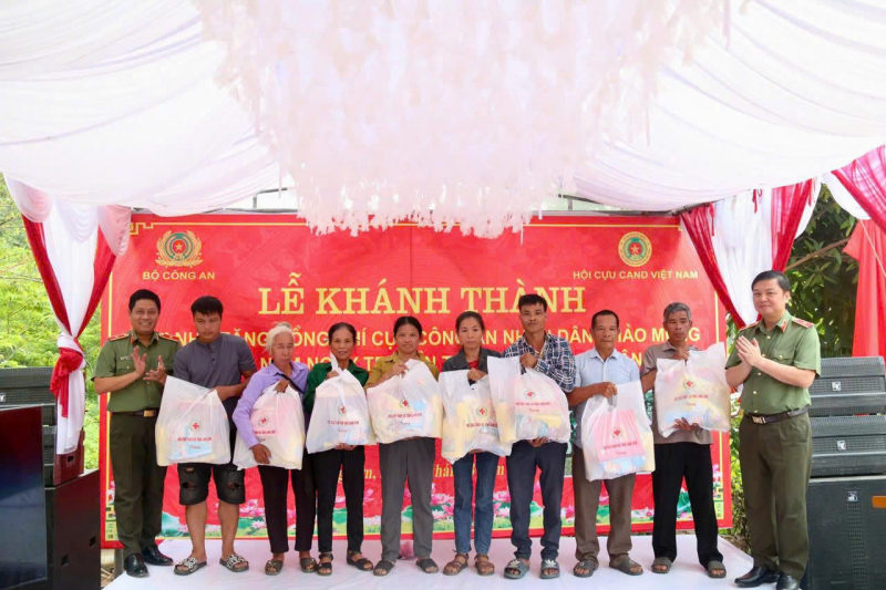 Bộ Công an trao tặng nhà cho gia đình cựu CAND Hoàng Văn Đáo có hoàn cảnh khó khăn tại xã Vũ Lăng -0