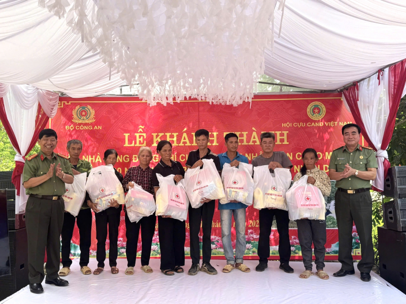 Bộ Công an trao tặng nhà cho gia đình cựu CAND Hoàng Văn Đáo có hoàn cảnh khó khăn tại xã Vũ Lăng -0