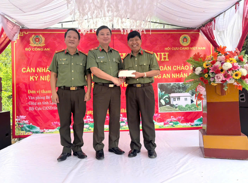 Bộ Công an trao tặng nhà cho gia đình cựu CAND Hoàng Văn Đáo có hoàn cảnh khó khăn tại xã Vũ Lăng -0