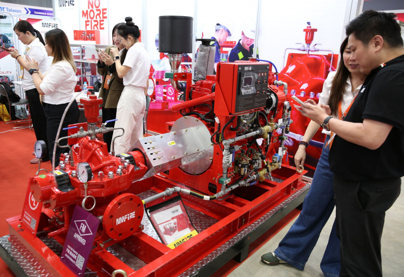 Nhiều người trầm trò khi tận mắt xem các phương tiện chữa cháy, CNCH mới lạ, hiện đại -0