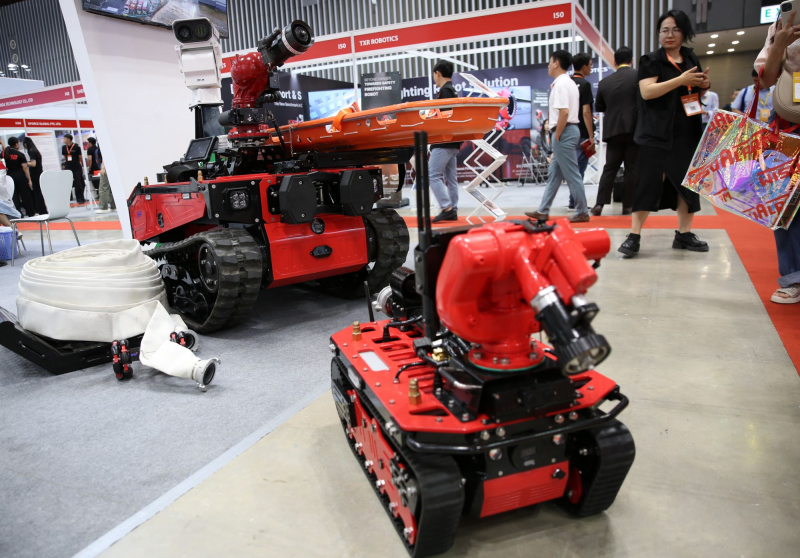 Nhiều người trầm trò khi tận mắt xem các phương tiện chữa cháy, CNCH mới lạ, hiện đại -1