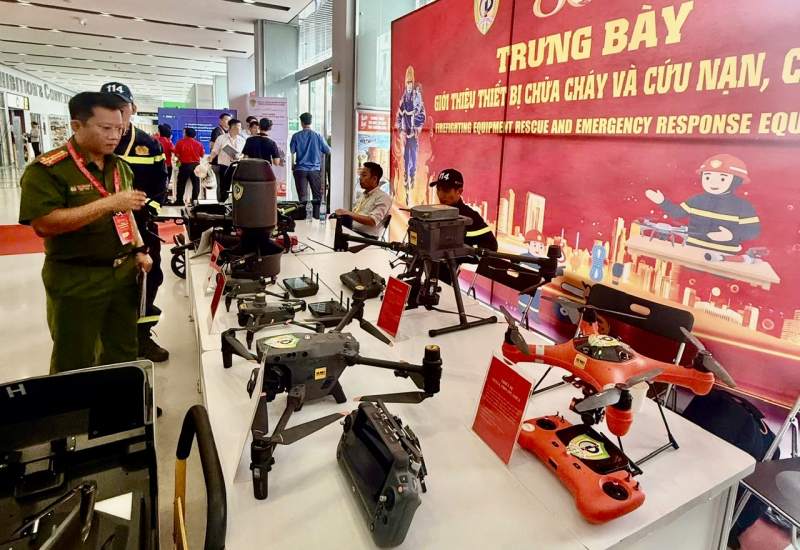 Nhiều người trầm trò khi tận mắt xem các phương tiện chữa cháy, CNCH mới lạ, hiện đại -2