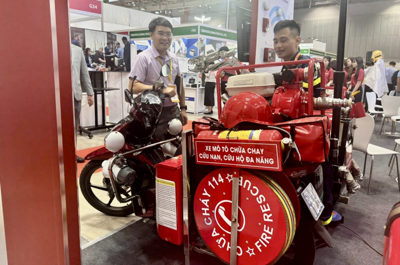 Nhiều người trầm trò khi tận mắt xem các phương tiện chữa cháy, CNCH mới lạ, hiện đại -1