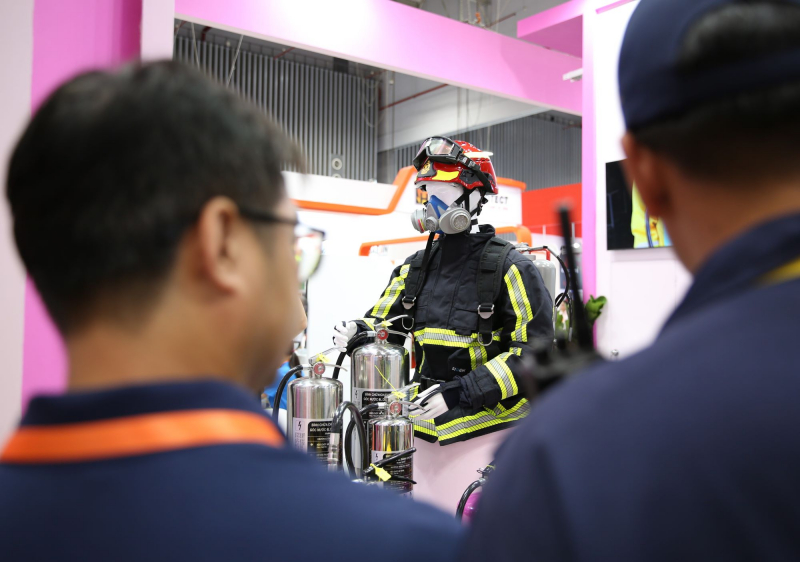 Nhiều người trầm trò khi tận mắt xem các phương tiện chữa cháy, CNCH mới lạ, hiện đại -3